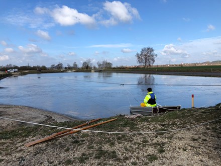 Anschließend wurde das Sediment über eine Druckerhöhungsanlage (Booster) und über ca. 3,8 km Rohrleitung in Spülfelder gefördert